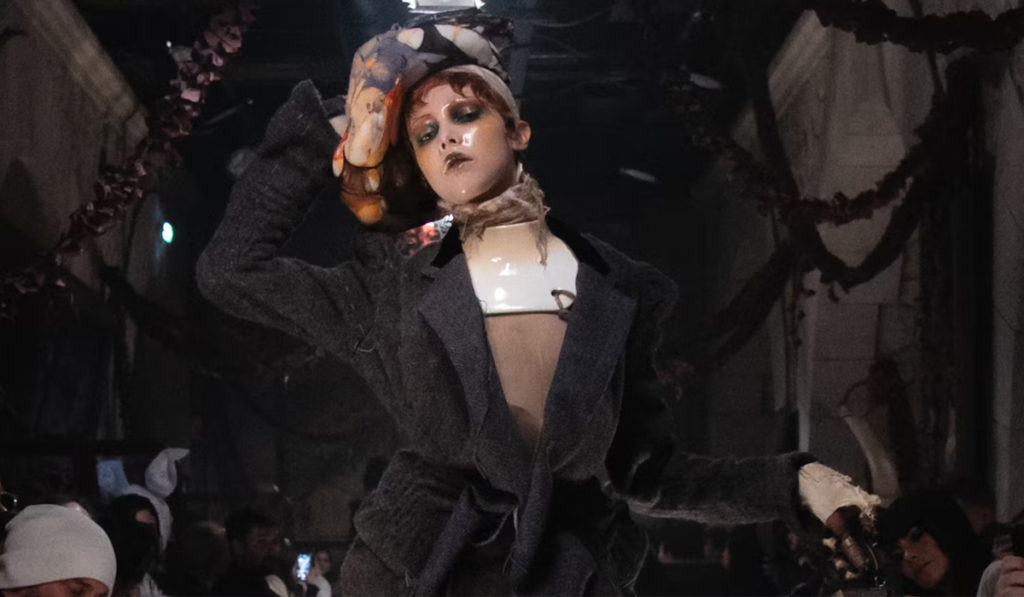 Retrospectiva Vogue Runway: Proyección e intervención musical en vivo