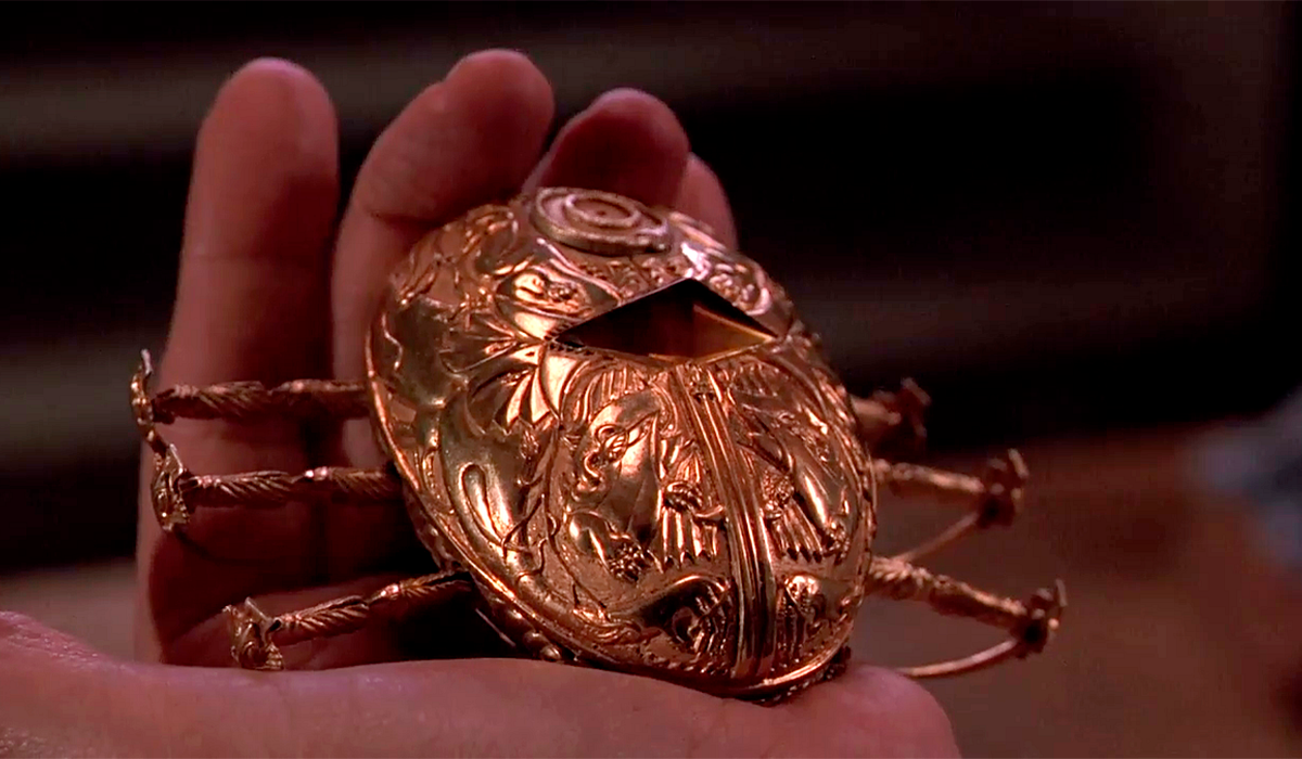 El Legado de «Cronos»: Cómo Guillermo del Toro Marcó su Estilo desde el Principio