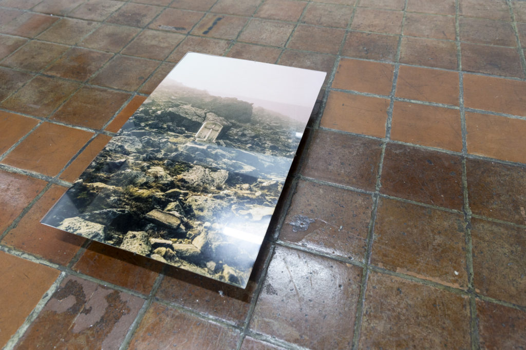 Vista de sala de la exhibición Volver a Nacer de José Jiménez en Tanta Dinamita