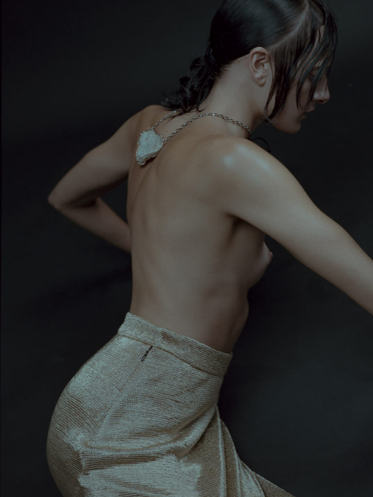 Nina de espaldas